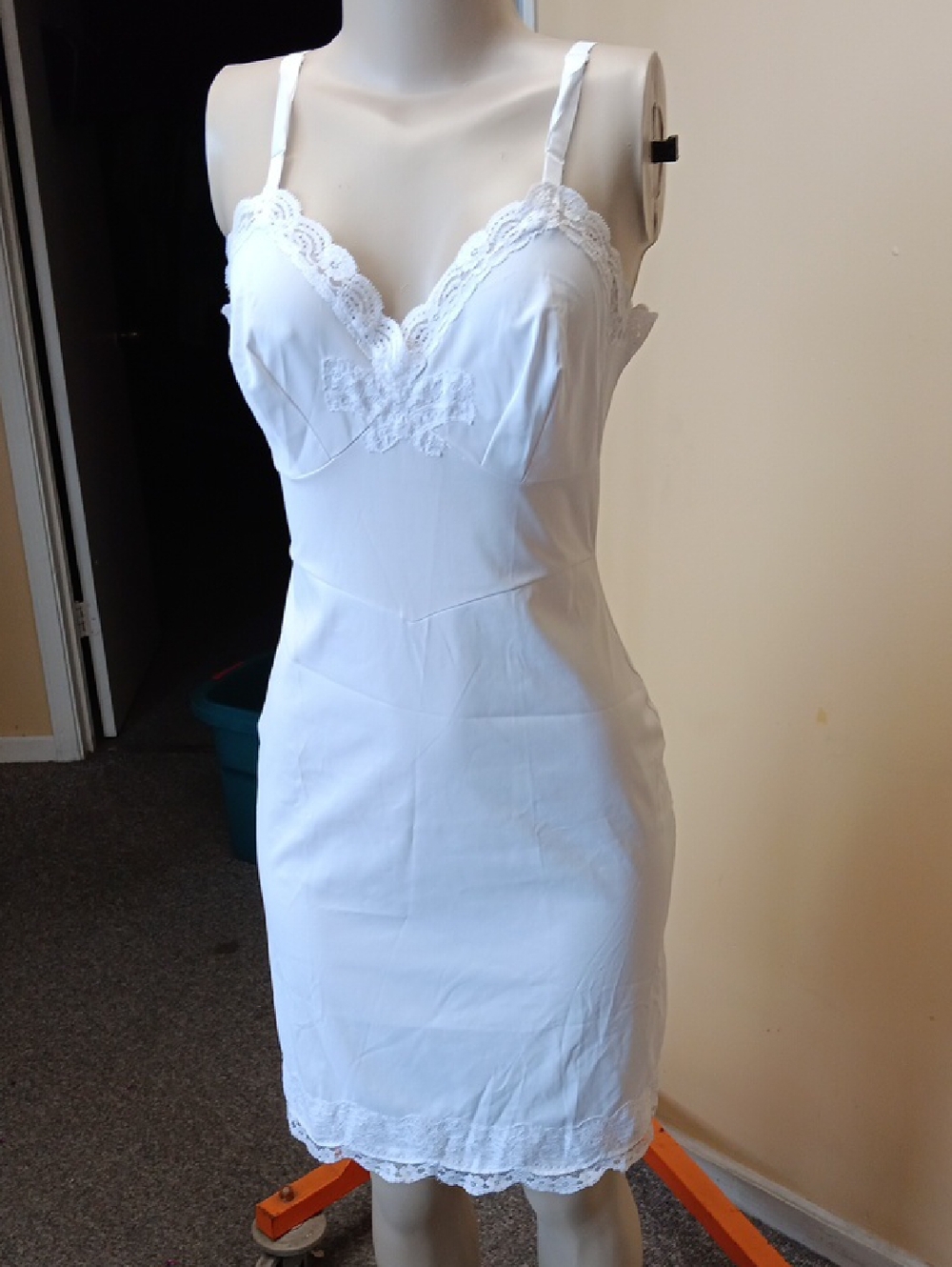 SHADOWLINE White Lace-Trim Slip Dress with Adjustable Straps. SIZE 24 100 NYLON